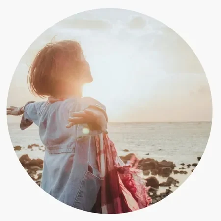 Femme en contre-jour symbolisant l’équilibre, le bien-être et la santé globale